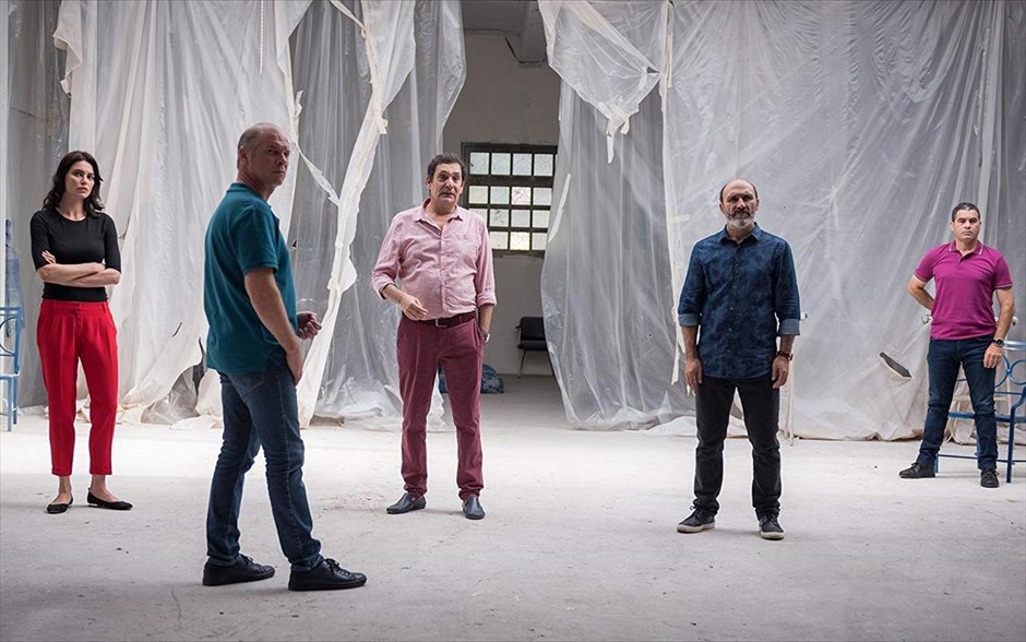 «Οι Σφυριχτές». Στο κωμικό ανατρεπτικό νεονουάρ του Κορνέλιου Πορουμπόιου, πρωταγωνιστής είναι ένας διεφθαρμένος αστυνομικός που έχει συναναστροφές με διακινητές ναρκωτικών, οι οποίοι θέλουν να τον χρησιμοποιήσουν για να βγάλει από τη φυλακή έναν μαφιόζο. Για να πετύχει τον στόχο του είναι απαραίτητο, ωστόσο, να μάθει μια συνθηματική αρχαία γλώσσα με σφυρίγματα, μοναδική στον κόσμο -η οποία πλέον ομιλείται μόνο στις Καναρίους Νήσους.
&nbsp;