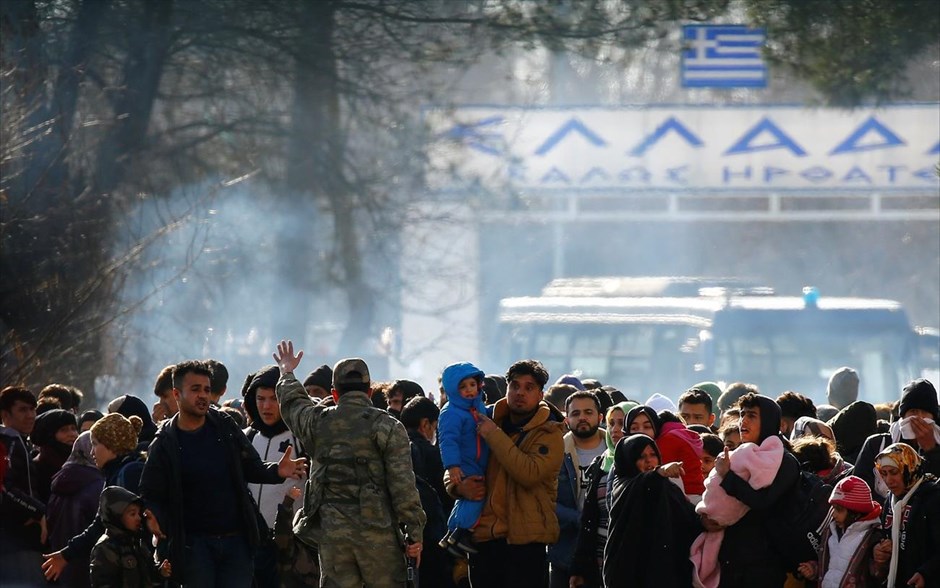 February best. 28 Φεβρουαρίου 2020: Μετανάστες και πρόσφυγες, με πρόθεση να εισέλθουν στην Ελλάδα, περιμένουν στη συνοριακή γραμμή με την Τουρκία.