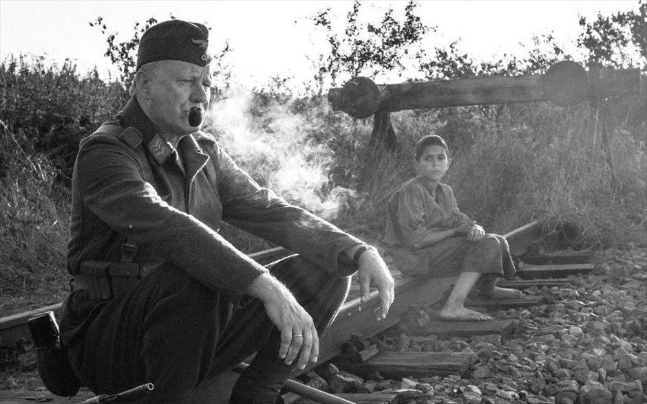 Το Βαμμένο Πουλί. Ο Τσέχος σκηνοθέτης Βάκλαβ Μαρχούλ, υπογράφει την κινηματογραφική μεταφορά του κλασικού αντιπολεμικού μυθιστορήματος του Γιέρζι Κοζίνσκι. Πρόκειται για ένα καθηλωτικό οδοιπορικό στη σκοτεινή πλευρά της ανθρώπινης υπόστασης αλλά και στην ελπίδα που επιμένει, με τους Χάρβεϊ Καϊτέλ, Ούντο Κίερ, Στέλαν Σκάσγκαρντ, Μπάρι Πέπερ, Τζούλιαν Σαντς.