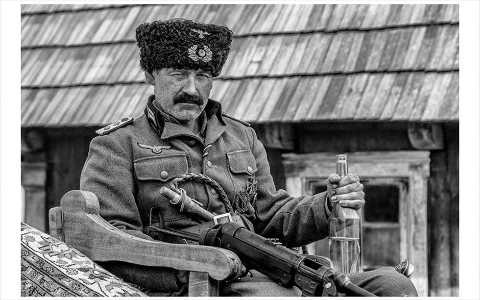 Το Βαμμένο Πουλί. Ο Τσέχος σκηνοθέτης Βάκλαβ Μαρχούλ, υπογράφει την κινηματογραφική μεταφορά του κλασικού αντιπολεμικού μυθιστορήματος του Γιέρζι Κοζίνσκι. Πρόκειται για ένα καθηλωτικό οδοιπορικό στη σκοτεινή πλευρά της ανθρώπινης υπόστασης αλλά και στην ελπίδα που επιμένει, με τους Χάρβεϊ Καϊτέλ, Ούντο Κίερ, Στέλαν Σκάσγκαρντ, Μπάρι Πέπερ, Τζούλιαν Σαντς.