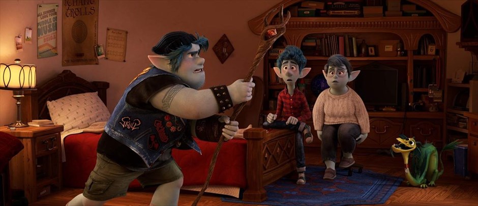 Φύγαμε. Στη νέα ταινία της Pixar, σε σκηνοθεσία Νταν Σκάνλον, πρωταγωνιστούν δύο αδέρφια-ξωτικά που έχουν την ευκαιρία να φέρουν τον πατέρα τους ξανά στη ζωή, για μία ημέρα, χάρη σε ένα μαγικό ραβδί και ένα ξόρκι που τους έχει αφήσει.