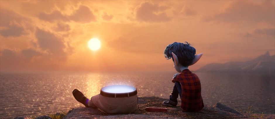Φύγαμε. Στη νέα ταινία της Pixar, σε σκηνοθεσία Νταν Σκάνλον, πρωταγωνιστούν δύο αδέρφια-ξωτικά που έχουν την ευκαιρία να φέρουν τον πατέρα τους ξανά στη ζωή, για μία ημέρα, χάρη σε ένα μαγικό ραβδί και ένα ξόρκι που τους έχει αφήσει.