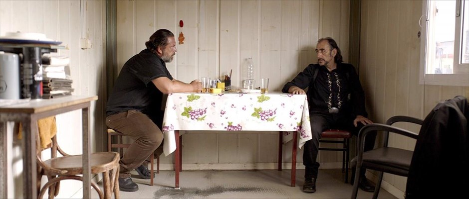 Η Μπαλάντα της Τρύπιας Καρδιάς. Όταν το ερωτικό πάθος διασταυρώνεται με την απληστία για το χρήμα, τα πτώματα αρχίζουν να στοιβάζονται το ένα μετά το άλλο και η «Ωραία Κοιμωμένη», Όλγα, δεν θα μάθει ποτέ από τι πραγματικά έχει γλιτώσει.