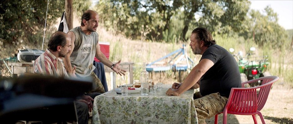 Η Μπαλάντα της Τρύπιας Καρδιάς. Όταν το ερωτικό πάθος διασταυρώνεται με την απληστία για το χρήμα, τα πτώματα αρχίζουν να στοιβάζονται το ένα μετά το άλλο και η «Ωραία Κοιμωμένη», Όλγα, δεν θα μάθει ποτέ από τι πραγματικά έχει γλιτώσει.