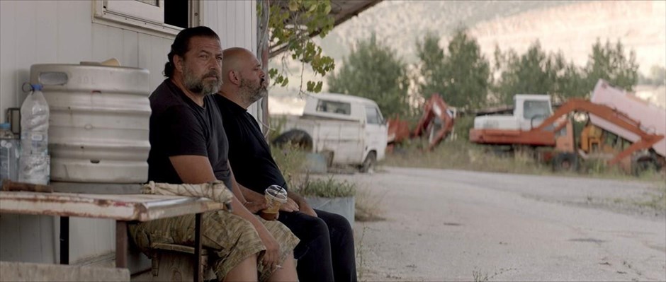 Η Μπαλάντα της Τρύπιας Καρδιάς. Όταν το ερωτικό πάθος διασταυρώνεται με την απληστία για το χρήμα, τα πτώματα αρχίζουν να στοιβάζονται το ένα μετά το άλλο και η «Ωραία Κοιμωμένη», Όλγα, δεν θα μάθει ποτέ από τι πραγματικά έχει γλιτώσει.