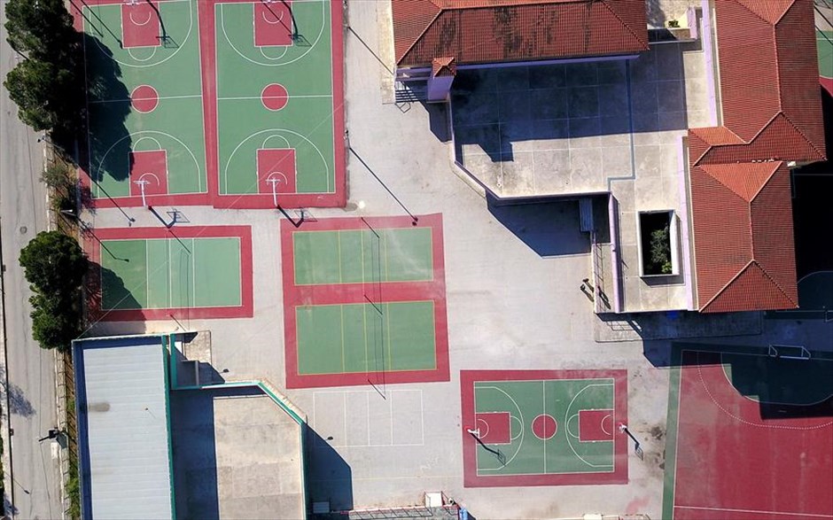 Κλειστά σχολεία στην Ελλάδα. Αεροφωτογραφία εικονίζει κλειστό σχολείο στο Ναύπλιο. Όλα τα εκπαιδευτικά ιδρύματα της χώρας από σήμερα και για 14 ημέρες θα παρανείνουν κλειστά&nbsp; με στόχο τη μείωση της διασποράς του κορωνοϊού&nbsp;στην κοινότητα.