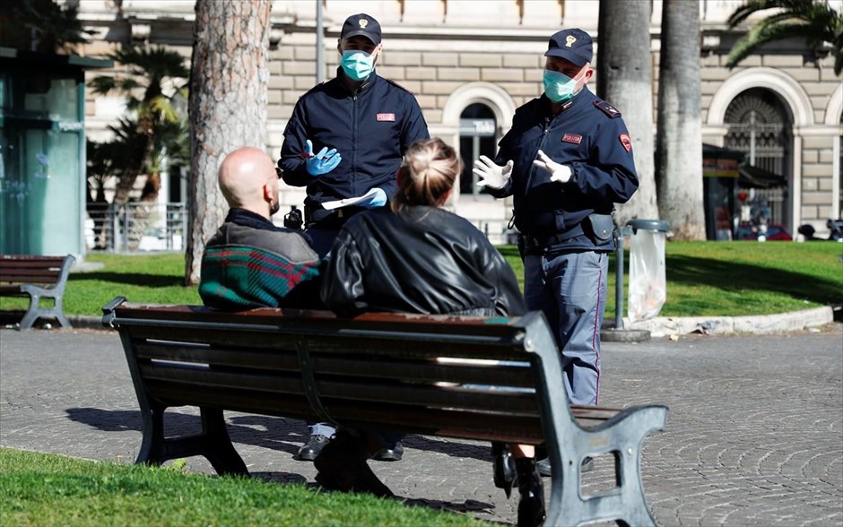 Δεύτερη ημέρα απομόνωσης στην Ιταλία. Αστυνομικοί συνομιλούν με ένα ζευγάρι σε δρόμο της&nbsp;Ρώμης, κατά τη δεύτερη ημέρα της «εθνικής απομόνωσης» της Ιταλίας σε μια προσπάθεια της ιταλικής κυβέρνησης να περιορίσει&nbsp;την εξάπλωση της επιδημίας του Covid-19.