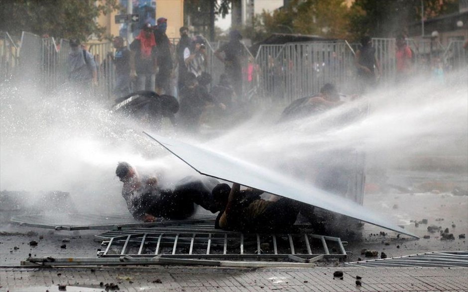 Επεισόδια στο Σαντιάγο. Στιγμιότυπο από τα επεισόδια στους δρόμους του Σαντιάγο της Χιλής.&nbsp;