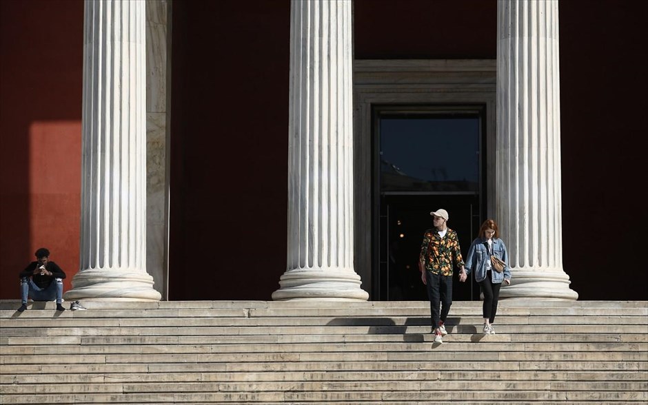 Κλειστά μουσεία ως τις 30 Μαρτίου. Με δεδομένο ότι στους αρχαιολογικούς χώρους και στα Μουσεία, λόγω των ειδικών συνθηκών, παρουσιάζονται ελλείψεις στο φυλακτικό προσωπικό σύμφωνα με τα στοιχεία που εστάλησαν σήμερα&nbsp; το πρωί στο ΥΠΠΟΑ, η υπουργός Πολιτισμού και Αθλητισμού κα Λίνα Μενδώνη, σε συνεννόηση και με την Πανελλήνια Ομοσπονδία Εργαζομένων Υπουργείου Πολιτισμού αποφάσισε για την ασφάλεια των εργαζομένων αλλά και των Μουσείων και των μνημείων να ανασταλεί η λειτουργία τους ως και την 30η Μαρτίου.