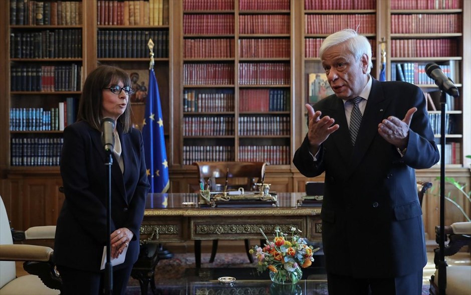 ΠτΔ: Τελετή παράδοσης-παραλαβής. «Ελπίζω η εκλογή, για πρώτη φορά, μιας γυναίκας στο ανώτατο αξίωμα της χώρας, να είναι η αφορμή για τη&nbsp;βελτίωση της θέσης όλων των γυναικών τόσο στην οικογένεια όσο και στην κοινωνία» δήλωσε ανάμεσα σε άλλα η&nbsp;Κατερίνα Σακελλαροπούλου η οποία ανέλαβε και τυπικά καθήκοντα Προέδρου της Ελληνικής Δημοκρατίας&nbsp;μετά&nbsp;την ορκωμοσία της στη Βουλή&nbsp;και την τελετή παράδοσης-παραλαβής από τον Προκόπη Παυλόπουλο, στο Προεδρικό Μέγαρο.