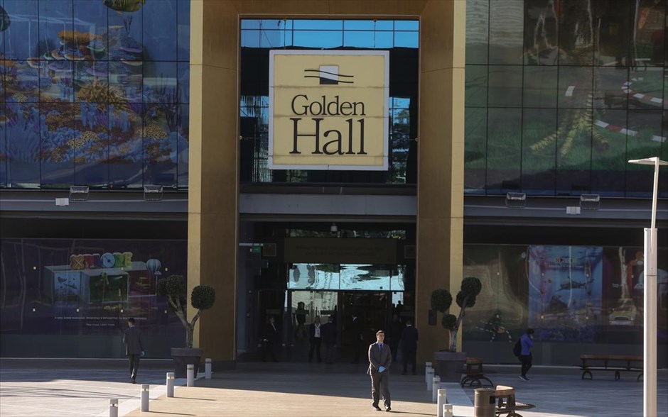 Εκκενώθηκε το Golden Hall. Στην εκκένωση του πολυκαταστήματος Golden Hall στο Μαρούσι προχώρησε η διαχειρίστρια εταιρεία, καθώς σύμφωνα με πληροφορίες εντοπίστηκε ύποπτο κρούσμα κορωνοϊού.