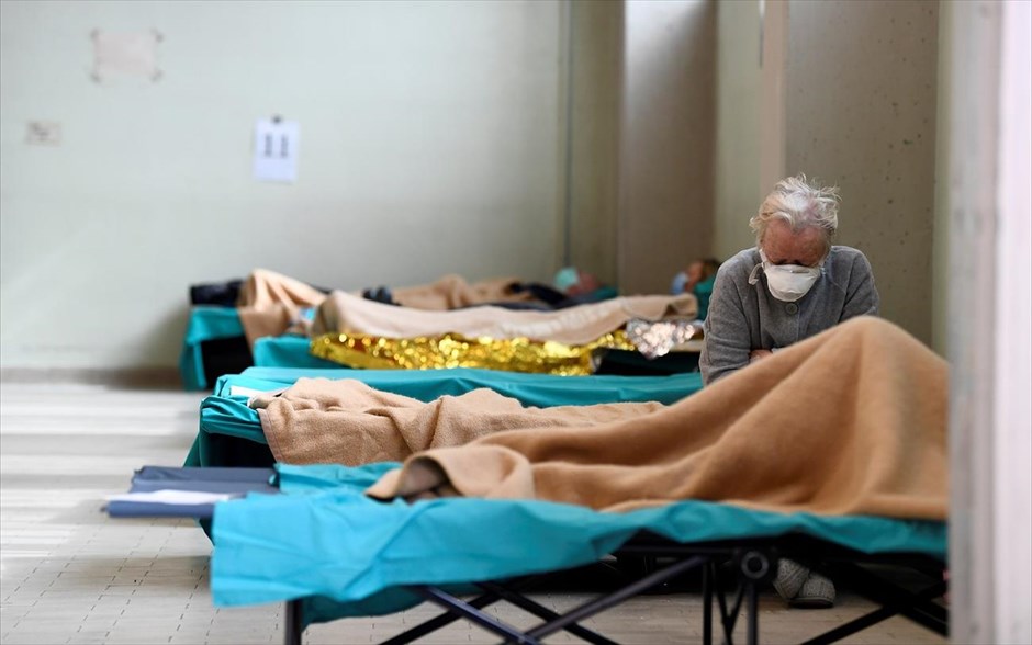 Η Ιταλία δίνει τη μάχη της. Ασθενής διακρίνεται σε νοσοκομείο στη&nbsp;Μπρέσκια της Ιταλίας.&nbsp;