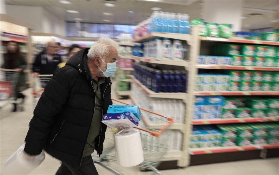 Καθημερινά ψώνια . Στιγμιότυπο από σούπερ μάρκετ στην Αθήνα. Ένα άτομο ανά δέκα τετραγωνικά μέτρα μπορεί να πραγματοποιεί αγορές τροφίμων, στο πλαίσιο των προληπτικών μελετών που λαμβάνονται για την πρόληψη διασποράς του κορωνοϊού.&nbsp;