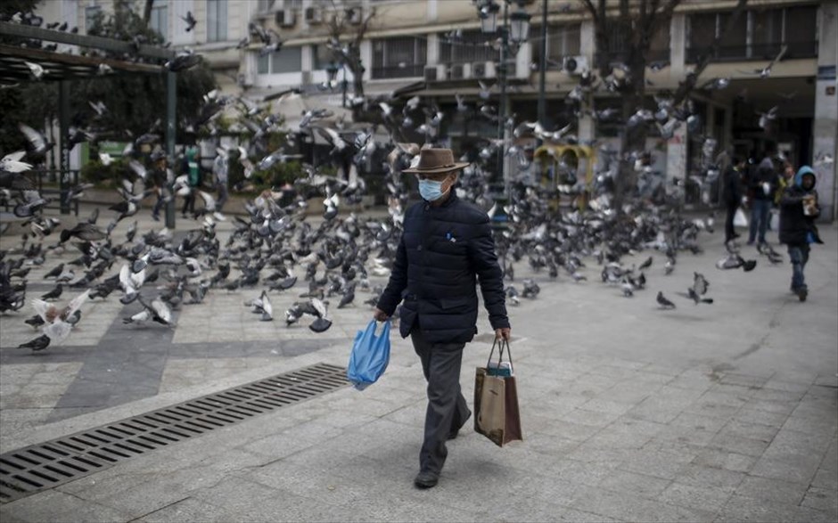 Στην Αθήνα του κορωνοϊού . Ηλικιωμένος φορώντας μάσκα και κρατώντας τα ψώνια του περνάει από κεντρικό δρόμο της Αθήνας. &nbsp;