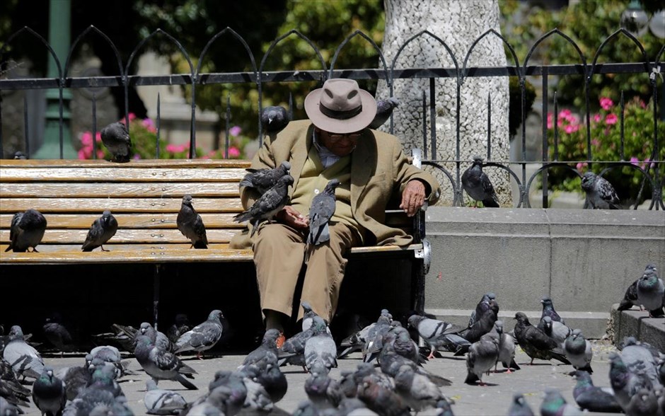 Καθημερινότητα στη Λα Παζ . Ηλικιωμένος κάθεται σε παγκάκι στην&nbsp;Plaza Murillo στη&nbsp;Λα Παζ της Βολιβίας.&nbsp;