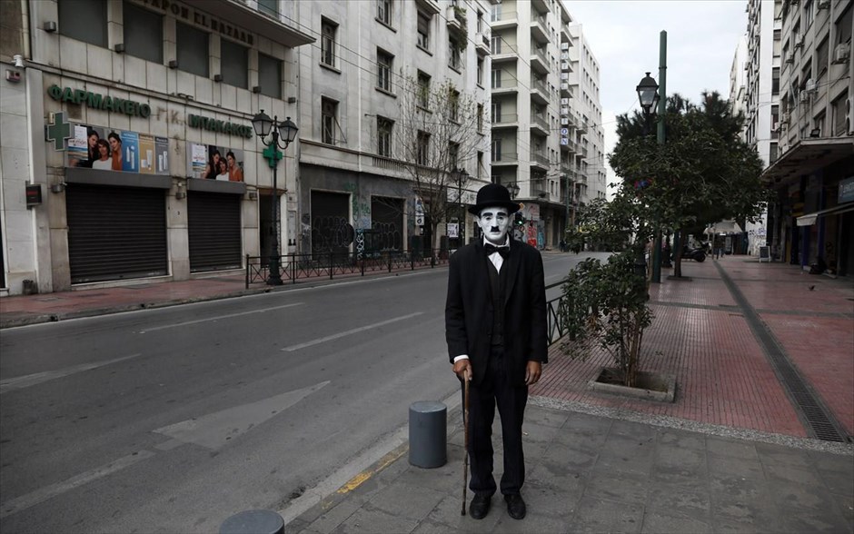 Ο Τσάρλι Τσάπλιν της Αθήνας . Καθημερινό στιγμιότυπο από κεντρικό δρόμος της Αθήνας.&nbsp;