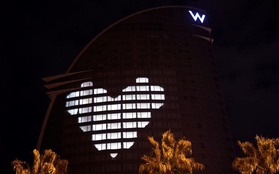 Μια καρδιά για τους γιατρούς . Το W Hotel της Βαρκελώνης φωτισμένο με μία καρδιά τιμά τους ήρωες των ημερών, τους γιατρούς και το νοσηλευτικό προσωπικό, που μάχονται τον νέο κορωνοϊό στα νοσοκομεία.&nbsp;