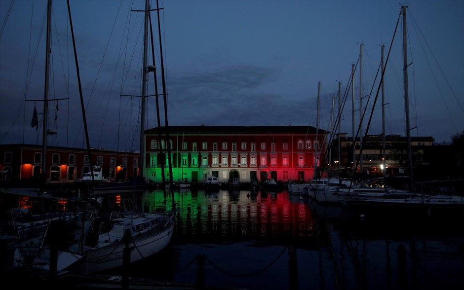 «La bandiera tricolore» στη Νάπολη . Η ναυτική βάση της Νάπολης φωτισμένη στα χρώματα της ιταλικής σημαίας ως μήνυμας ελπίδας στη μάχη που δίνει η χώρα κόντρα στο νέο κορωνοϊό.&nbsp;