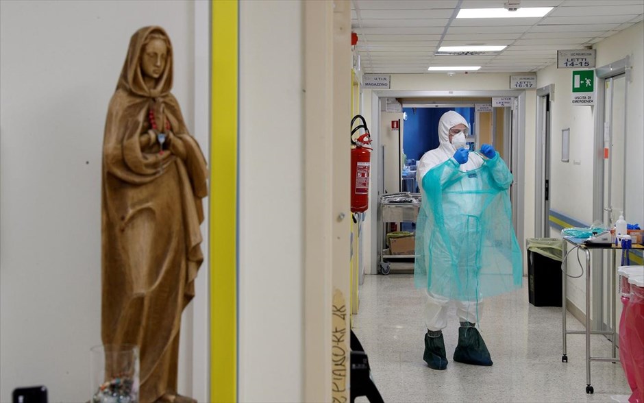 Θεοί και ήρωες . Στα αριστερά διακρίνεται η Παναγία σε στάση προσευχής και στα δεξιά μέλος του νοσηλευτικού προσωπικού του νοσοκομείου&nbsp;San Filippo Neri, στη Ρώμη, ετοιμάζεται για άλλη μία εφημερία.&nbsp;