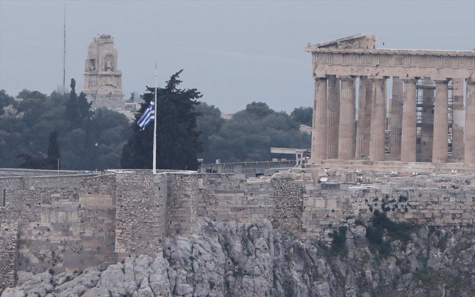 Μεσίστια η ελληνική σημαία στην Ακρόπολη για τον Μανώλη Γλέζο. Η ελληνική σημαία κυματίζει μεσίστια στον βράχο της Ακρόπολης προς τιμήν του Μανώλη Γλέζου ο οποίος απεβίωσε σε ηλικία 97 στις 30 Μαρτίου και κηδεύεται σήμερα. Πολιτικός της Αριστεράς, ήρωας της Εθνικής Αντίστασης, δημοσιογράφος και συγγραφέας, ο Μανώλης Γλέζος μαζί με τον Λάκη Σάντα υπήρξαν οι πρωταγωνιστές μίας εκ των πρώτων αντιστασιακών πράξεων στην κατεχόμενη Ελλάδα την περίοδο του Β’ Παγκοσμίου Πολέμου.&nbsp;Κατέβασαν τη νύχτα της 30ής προς 31ης Μαΐου 1941 τη σημαία της Ναζιστικής Γερμανίας από τον ιστό του βράχου της Ακρόπολης, στην Αθήνα.