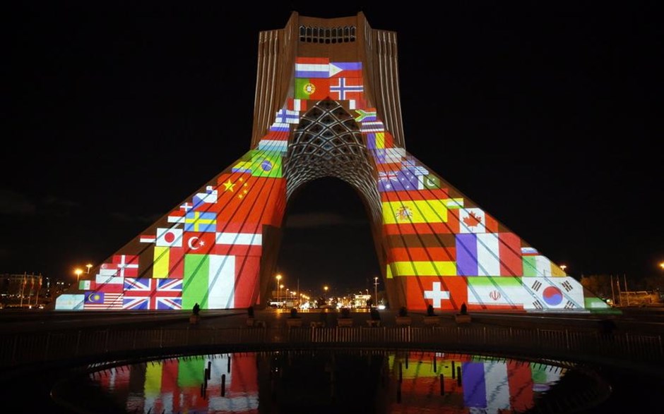 Ένας πύργος γεμάτος σημαίες . Ο πύργος&nbsp;Azadi (Ελευθερία) στην Τεχεράνη φωτισμένος με τις σημαίες των διάφορων εθνών. Η φωταγώγηση οργανώθηκε εις ένδειξη συμπαράστασης στους λαούς που δοκιμάζονται από το νέο κορωνοϊό.&nbsp;