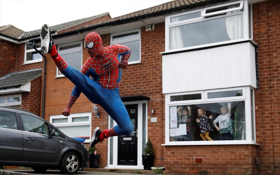 Ένας Spiderman για εμψύχωση. Ο&nbsp;Jason Baird αθλείται με τη στολή του&nbsp;Spiderman για να διασκεδάσει τα παιδιά της γειτονιάς στην πόλη&nbsp;Στόκπορτ, της Βρετανίας. Στη χώρα ισχύουν περιορισμοί στην κυκλοφορία λόγω της πανδημίας του νέου κορωνοϊού.&nbsp;