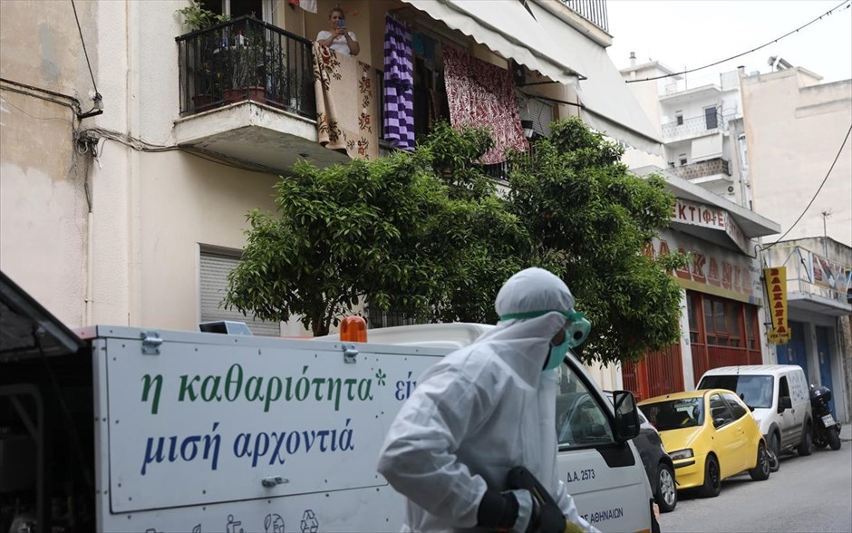 «Η καθαριότητα είναι μισή αρχοντιά». Στιγμιότυπο από απολύμανση συνεργείου του Δήμου Αθηναίων σε γειτονιές και στάσεις λεωφορείων της&nbsp;Αθήνας ώστε αποφευχθεί η διασπορά του κορωνοϊού.&nbsp;