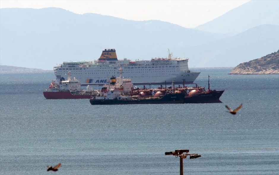 Στον Πειραιά το «Ελ. Βενιζέλος». Συναγερμός έχει σημάνει στις υγειονομικές αρχές για την κατάσταση στο&nbsp;πλοίο «Ελευθέριος&nbsp;Βενιζέλος», το οποίο βρίσκεται αγκυροβολημένο έξω από το λιμάνι του Πειραιά, καθώς επίσημα έχουν καταγραφεί 40 κρούσματα του νέου κορωνοϊού, ενώ πληροφορίες ανεβάζουν αυτό τον αριθμό στα 120.