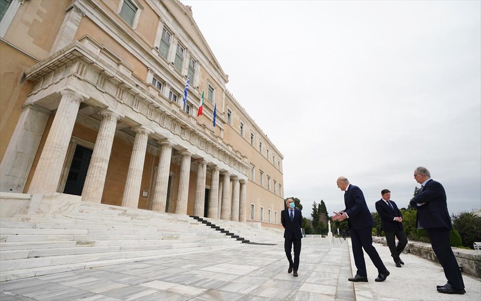 Βουλή: Συμβολική ύψωση της ιταλικής σημαίας σε ένδειξη συμπαράστασης. Η ιταλική σημαία μαζί με την ελληνική και εκείνη της Ευρωπαϊκής Ενωσης ανεμίζει από σήμερα στη δυτική πρόσοψη της Βουλής των Ελλήνων. Το απόγευμα της Παρασκευής και για ένα τριήμερο κάθε βράδυ η ίδια πρόσοψη του Κοινοβουλίου θα φωταγωγηθεί με τα χρώματα του εθνικού συμβόλου της Ιταλίας σε ένδειξη συμβολικής συμπαράστασης προς τον λαό της γειτονικής χώρας που δοκιμάζεται σκληρά από την πανδημία που πλήττει την υφήλιο.