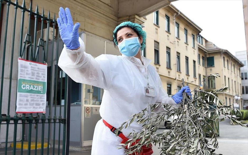 Η Κυριακή των Βαΐων στην Ιταλία του κορωνοϊού . Μία γιατρός στο νοσοκομείο Molinette, στο Τορίνο της Ιταλίας, κρατάει κλαδιά ελιάς με αφορμή τον εορτασμό της χθεσινής ημέρας των&nbsp;Βαΐων.&nbsp;