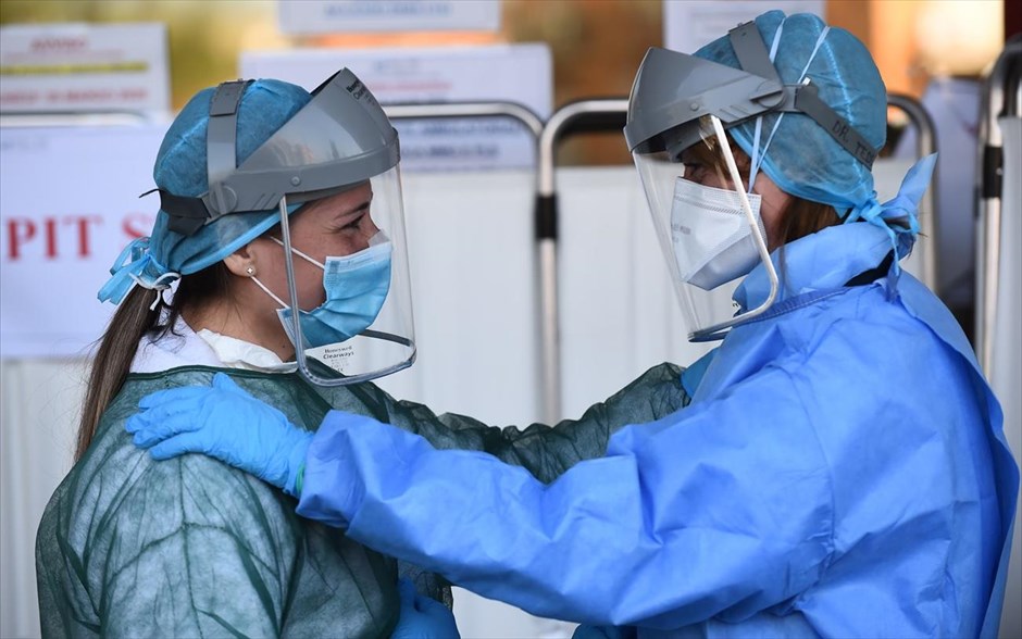 Συζήτηση και κατανόηση. Δύο κοπέλες, μέλη ιατρικού προσωπικού, συζητούν καθώς προετοιμάζονται για να λάβουν μέρος σε ελέγχους οδηγών για Covid-19 στο οδικό δίκτυο της πόλης Κολενιο (Collegno), στην Ιταλία.&nbsp;