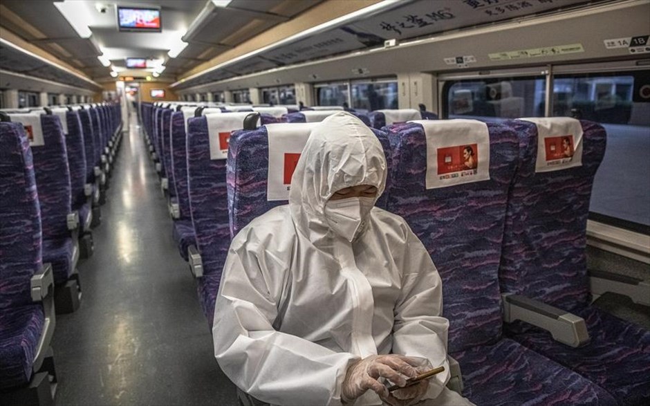 Πρώτο τρένο στη Βουχάν . Μοναχικός επιβάτης στο πρώτο τρένο που ξεκινάει από τη Βουχάν με την επαναλειτουργία&nbsp;των σιδηροδρομικών σταθμών. Έπειτα από 76 μέρες εγκλεισμού και απομόνωσης από τον υπόλοιπο κόσμο, οι πτήσεις πραγματοποιούνται ξανά, οικογένειες επανασυνδέονται και η κίνηση επιστρέφει στους δρόμους της Βουχάν, της πόλης των 11 εκατ. κατοίκων, απ’ όπου ξεκίνησε η διασπορά του Covid-19 στα τέλη του περασμένου έτους.