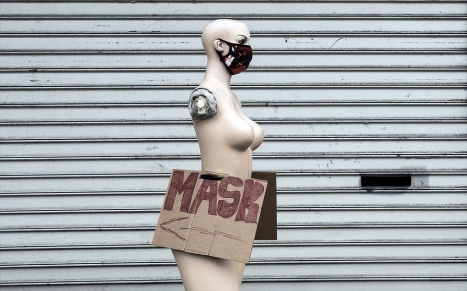 Η σωστή προώθηση. Γυμνή κούκλα βιτρίνας σε δρόμο του Λος Άντζελες φοράει μονάχα μία μάσκα και μία αυτοσχέδια ταμπέλα που ενημερώνει τους ενδιαφερόμενους πως το κατάστημα διαθέτει μάσκες.&nbsp;