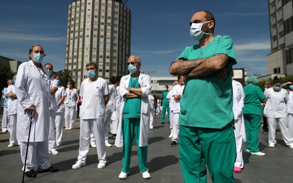 Ενός λεπτού σιγή για τον ήρωα του Λα Παζ. Ενός λεπτού σιγή για έναν άνθρωπο που χάθηκε μαχόμενος στην καταπολέμηση αυτής της άνευ προηγουμένου επιθετικής πανδημίας του κορονοϊού. Το προσωπικό του νοσοκομείου Λα Παζ απαθανατίζεται ενόσω κρατάει ενός λεπτού σιγή στη μνήμη του Γιοακίν Ντίαζ, του επικεφαλής χειρουργικής του νοσοκομείου που μολύνθηκε από τον Covid-19 και έφυγε από τη ζωή. Στις μάχες οι απώλειες είναι αναπόφευκτες και ειδικά όταν αυτές αφορούν υψηλά ιστάμενους αποτελούν παράδειγμα προς μίμηση και πηγή έμπνευσης για τους υπόλοιπους, που εν προκειμένω κάθε μέρα ρισκάρουν τη ζωή τους για να σώσουν αυτές των συνανθρώπων τους.