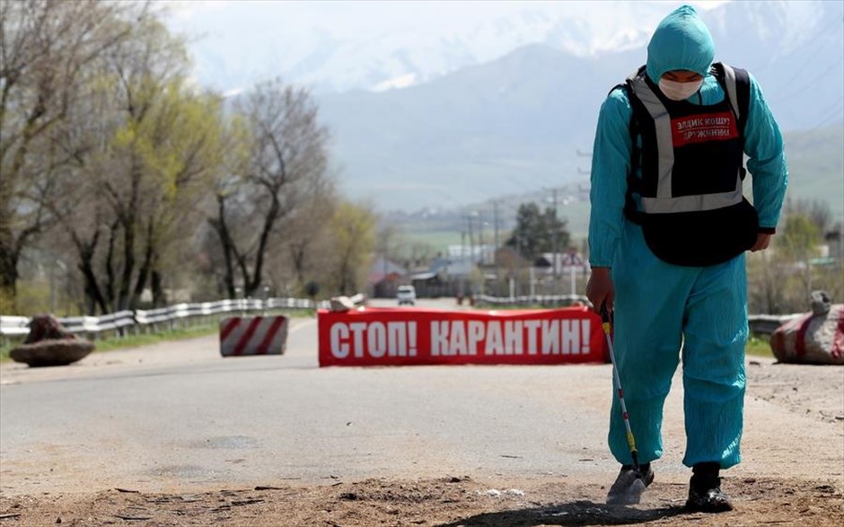Έλεγχοι στο Κιργιστάν. Τοπικές αρχές ελέγχουν τα έγγραφα των πολιτών που περνούν από σημείο ελέγχου που έχει στηθεί σε οδικό δίκτυο στο χωριό&nbsp;Baytik στο&nbsp;Κιργιστάν.&nbsp;