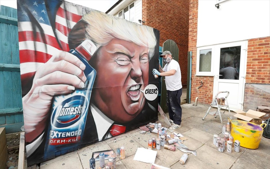 Ο Τραμπ εμπνέει. Ο καλλιτέχνης Dave Nash (Gnasher Murals) δουλεύει στο Royston (Βρετανία) πάνω στην τοιχογραφία του η οποία είναι εμπνευσμένη από τον Αμερικανό πρόεδρο Ντόναλντ Τραμπ και μία δήλωση που έκανε πριν από μερικές μέρες. Ο Τραμπ παρερμηνεύοντας μάλλον το πόρισμα μίας έρευνας της αμερικανικής κυβέρνησης, σύμφωνα με την οποία ο ιός εξασθενεί πιο γρήγορα όταν εκτίθεται στο φως του ήλιου και τις υψηλές θερμοκρασίες, πρότεινε αφενός την ακτινοβόληση των ασθενών με υπεριώδη ακτινοβολία και αφετέρου τη ενδοφλέβια χορήγηση κάποιου είδους απολυμαντικού στον οργανισμό των ασθενών. Αργότερα, και αφού οι δηλώσεις του προκάλεσαν&nbsp;σάλο στην επιστημονική κοινότητα, ανακάλεσε κάνοντας λόγο για «σαρκαστική» πρόταση.&nbsp;