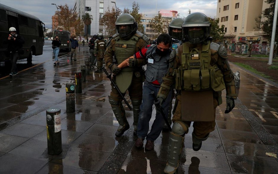 Διαμαρτυρίες στη Χιλή . Ένας άνδρας συλλαμβάνεται κατά τη διάρκεια διαμαρτυρίας κατά της κυβέρνησης της Χιλής, η οποία έλαβε χώρα εν μέσω πανδημίας και παρά τα μέτρα κοινωνικής αποστασιοποίησης στο Σαντιάγο. Οι διαμαρτυρίες εστιάζουν στις κοινωνικές ανισότητες της χώρας και στη γενικότερη αίσθηση μιας εδραιωμένης αδικίας.&nbsp;