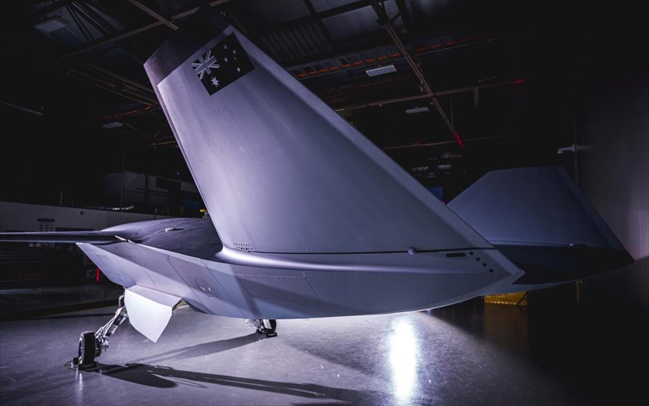 Loyal Wingman: Παρουσίαση του πρώτου πρωτοτύπου του drone- συνοδού μαχητικών της Boeing. H έναρξη της μαζικής παραγωγής του μη επανδρωμένου αεριωθούμενου Loyal Wingman, που προορίζεται να συνοδεύει επανδρωμένα μαχητικά και αναπτύσσεται στην Αυστραλία, πιθανώς θα αρχίσει κατά τα μέσα της δεκαετίας, δήλωσε στέλεχος της Boeing την Τρίτη, στο πλαίσιο της παρουσίασης του πρώτου από τρία πρωτότυπα.