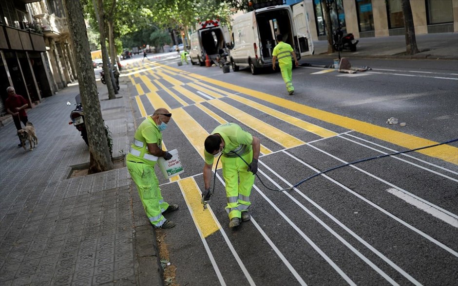 Χαράσσοντας πορεία στην εποχή του Covid-19. Δεν πρόκειται για νέο είδος… διαβάσεων, αλλά για νέο τύπο διαγράμμισης που στην ουσία μεγαλώνει τις διαστάσεις των πεζοδρομίων στη Βαρκελώνη, προκειμένου οι πεζοί να κρατούν τις απαραίτητες αποστάσεις και να αποφευχθεί η διάδοση του κορωνοϊού.