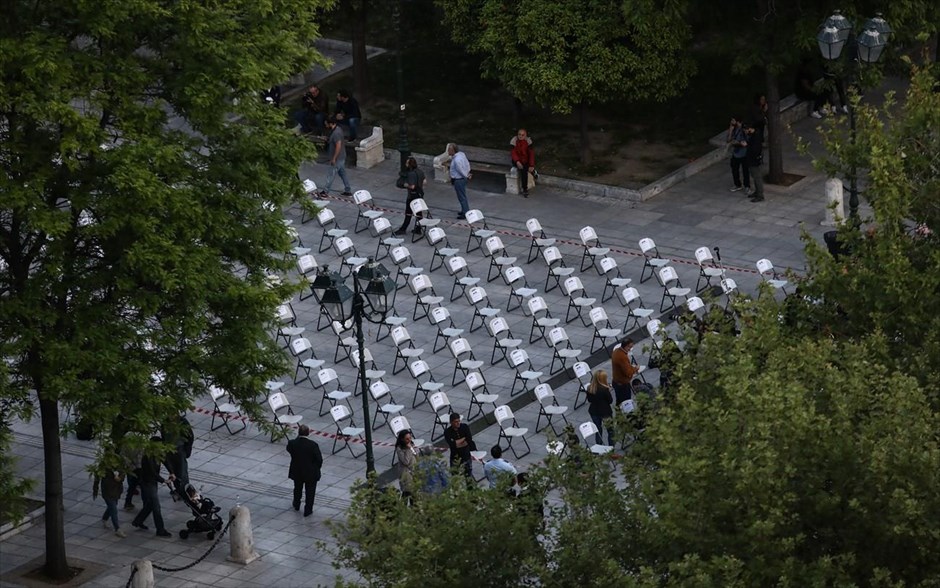 Άδεις καρέκλες- διαμαρτυρία. Πλατεία Συντάγματος