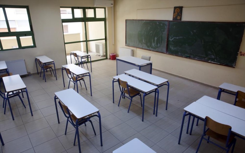 Έτοιμες οι σχολικές αίθουσες. Αίθουσα του 46ου Γενικού Λυκείου Αθηνών, με τα θρανία τοποθετημένα στις αναγκαίες αποστάσεις για την αποφυγή μετάδοσης του κορωνοϊού, ενόψει της εκκίνησης των μαθημάτων της Γ΄ Λυκείου την ερχόμενη Δευτέρα 11/5.&nbsp;