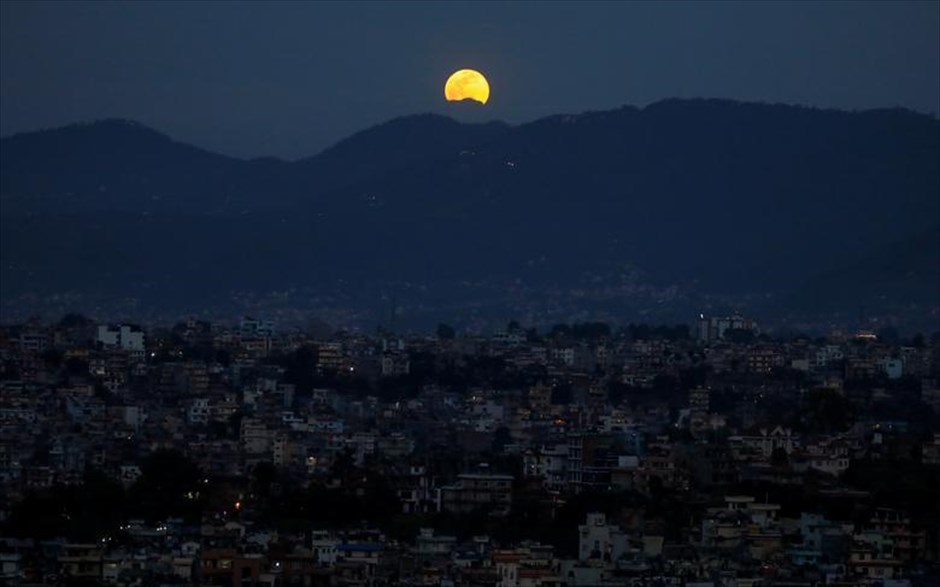 Φεγγάρι- υπερπανσέληνος . Κατμαντού&nbsp;(Νεπάλ)