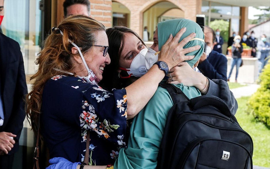Στην αγκαλιά της οικογένειας. Η Σίλβια Ρομανο αγκαλιάζει ξανά τη μητέρα και την αδερφή της έπειτα από 18 μήνες, στο αεροδρόμιο&nbsp;Ciampino της Ρώμης. Η Ρομανο είχε πέσει θύμα απαγωγής στην Κένυα όπου βρισκόταν για να προσφέρει εθελοντικές υπηρεσίες.&nbsp;
&nbsp;