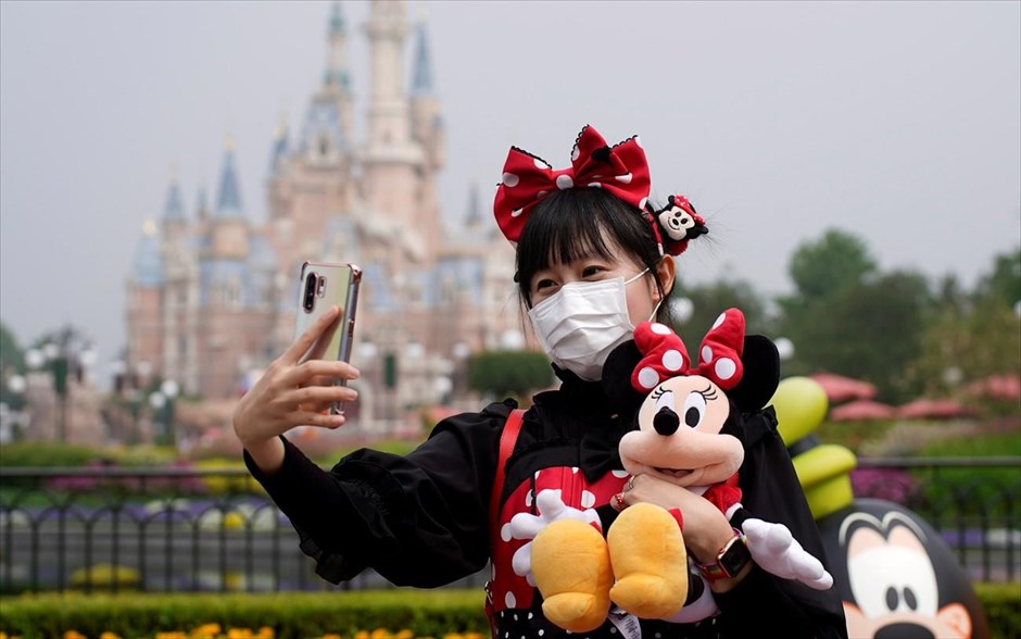Disneyland και πάλι στη Σαγκάη. Μία κοπέλα φωτογραφίζεται φορώντας μάσκα και τη στολή της&nbsp;Μίννι Μάους στο θεματικό πάρκο της Disneyland στη&nbsp;Σαγκάη που επαναλειτούργησε έπειτα από τη διακοπή λειτουργίας που επέβαλε η υγεινομική κρίση του κορωνοϊού στην Κίνα.&nbsp;