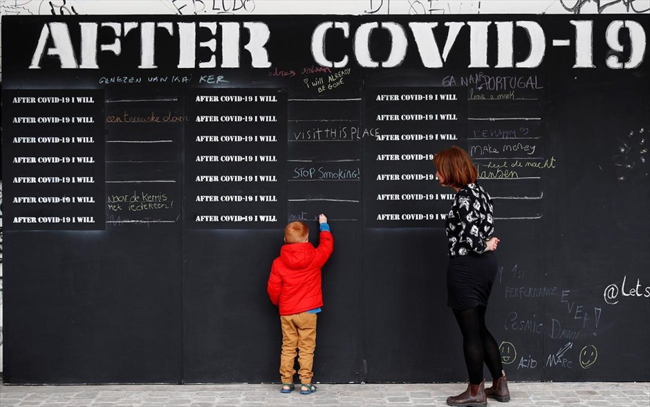 Μετά τη νόσο Covid-19 θα... . Ένα αγόρι στην Αμβέρσα (Βέλγιο) γράφει σε μαυροπίνακα τι σκοπεύει να κάνει όταν η πανδημία του κορωνοϊού θα αποτελεί πια παρελθόν. 