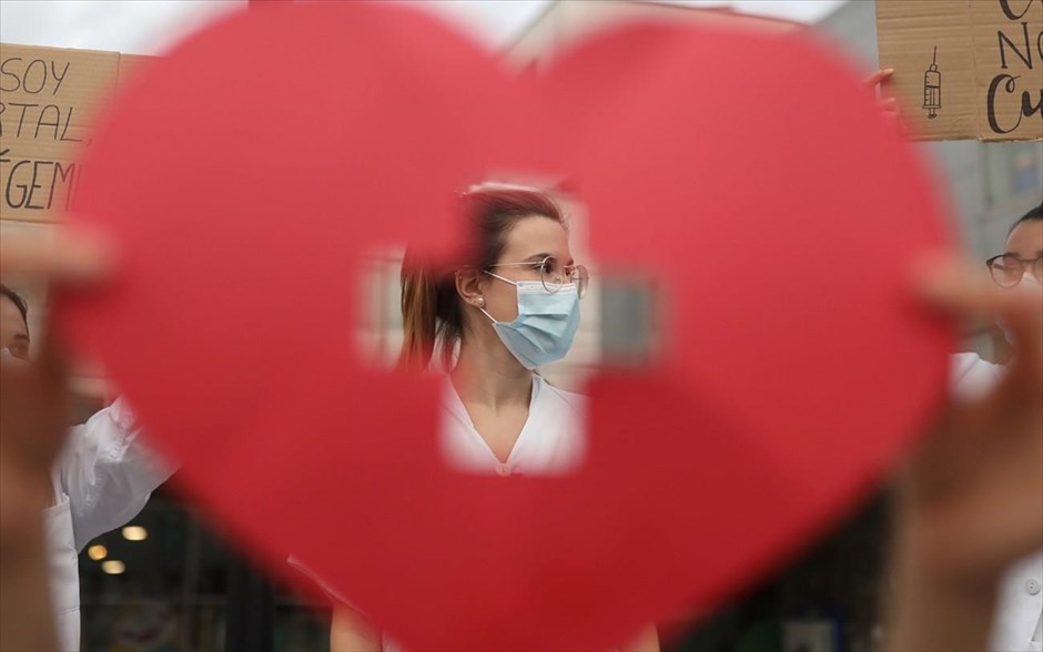 Διεκδικήσεις στη Βαρκελώνη . Εργαζόμενη στον τομέα της υγείας διακρίνεται μέσα από πανό σε σχήμα καρδιάς κατά τη διάρκεια διαμαρτυρίας μπροστά από το νοσοκομείο Vall d