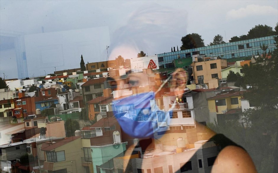 Καινούρια αρχή . Η φιγούρα της Monica Samudio, της οποίας ο σύζυγος έχασε τη μάχη με τον κορωνοϊό, αντικατοπτρίζεται στο παράθυρο του καινούριου σπιτιού της στην Πόλη του Μεξικού καθώς κοιτάζει απ΄έξω. Η&nbsp;Samudio μετακόμισε καθώς, όπως δηλώνει, άρχισαν οι κοινωνικές διακρίσεις στον περίγυρό της όταν αρρώστησαν η ίδια και ο σύζυγός της.&nbsp;