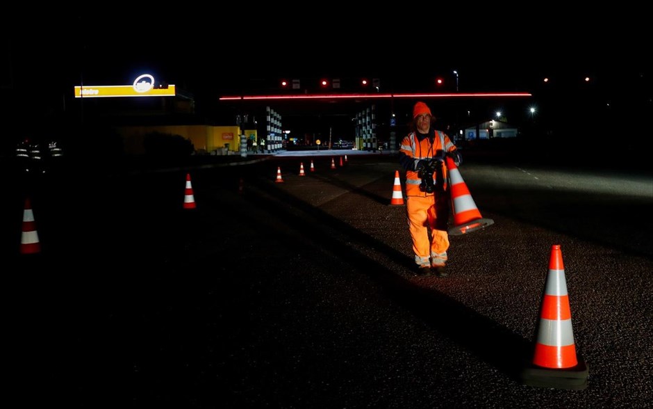 Συνασπισμοί στη Βαλτική . Υπάλληλος μετακινεί τα εμπόδια στην περιοχή Ikla στα σύνορα μεταξύ Εσθονίας και Λετονίας. Τρεις χώρες της Βαλτικής,&nbsp;Εσθονία,&nbsp;Λετονία και&nbsp;Λιθουανία, συμφώνησαν σήμερα στο άνοιγμα των μεταξύ τους συνόρων&nbsp;δημιουργώντας την πρώτη «ταξιδιωτική φούσκα» εντός της Ευρωπαϊκής Ένωσης, και επιτρέποντας σε πολίτες και κατοίκους να ταξιδεύουν ελεύθερα μεταξύ των τριών χωρών και εντός ενός ασφαλούς ταξιδιωτικού «διαδρόμου».&nbsp;
