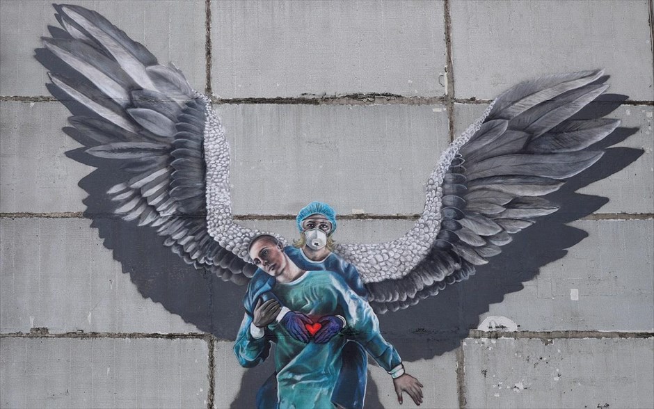 Τέχνη που ευγνωμονεί. Τοιχογραφία αφιερωμένη στο υγειονομικό προσωπικό της πρώτης γραμμής στη μάχη κατά του κορωνοϊού είναι ζωγραφισμένη σε τοίχο στη Μόσχα (Ρωσία). 