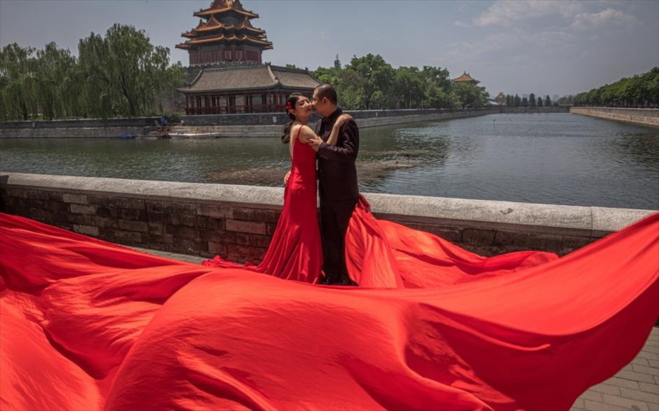 Χαρές στο Πεκίνο. Ένα ζευγάρι ποζάρει για την καθιερωμένη φωτογραφία πριν από το γάμο του στο Πεκίνο (Κίνα). 